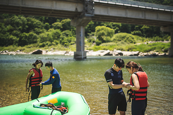 포토 JPG 주간 커플 응시 여자 남자 스포츠 레저 서기 사람 여러명 상반신 20대 성인 야외 앞모습 옆모습 여름 30대 레포츠 친구 한국인 문신 급류타기 즐거움 옷입기 구명조끼 고무보트 성인만 내린천 액티비티 국내포토 자연요소 시선 계절 감정 뷰포인트 다수 관계 모션 동양인 청년 장년 계곡 수상스포츠 구조용품 인제군 파일형식