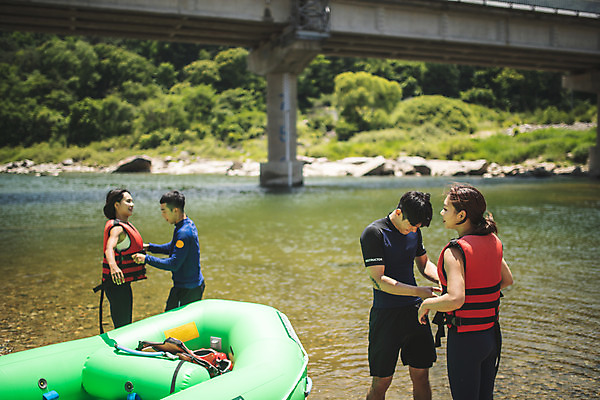 포토 JPG 주간 커플 응시 여자 남자 스포츠 레저 서기 사람 여러명 상반신 20대 성인 야외 앞모습 옆모습 여름 30대 레포츠 친구 한국인 문신 급류타기 즐거움 옷입기 구명조끼 고무보트 성인만 내린천 액티비티 국내포토 자연요소 시선 계절 감정 뷰포인트 다수 관계 모션 동양인 청년 장년 계곡 수상스포츠 구조용품 인제군 파일형식