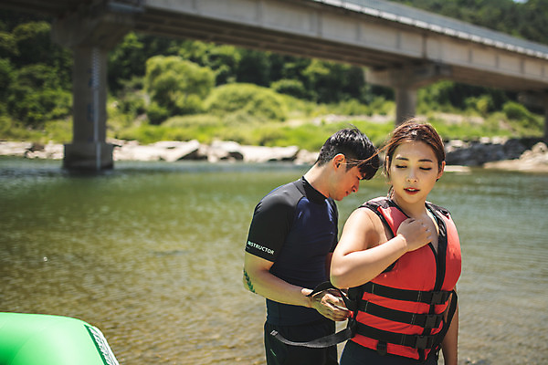 포토 JPG 주간 커플 응시 여자 남자 스포츠 레저 사람 상반신 성인 야외 두명 앞모습 옆모습 여름 30대 레포츠 한국인 문신 급류타기 즐거움 옷입기 구명조끼 성인만 내린천 액티비티 국내포토 자연요소 시선 계절 감정 뷰포인트 관계 모션 동양인 장년 계곡 수상스포츠 구조용품 인제군 파일형식