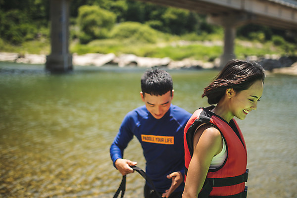 포토 JPG 주간 커플 응시 여자 남자 스포츠 레저 서기 미소 사람 상반신 20대 성인 야외 두명 앞모습 옆모습 여름 레포츠 한국인 급류타기 즐거움 옷입기 구명조끼 성인만 내린천 액티비티 국내포토 자연요소 시선 계절 감정 뷰포인트 관계 모션 표정 동양인 청년 계곡 수상스포츠 구조용품 인제군 파일형식