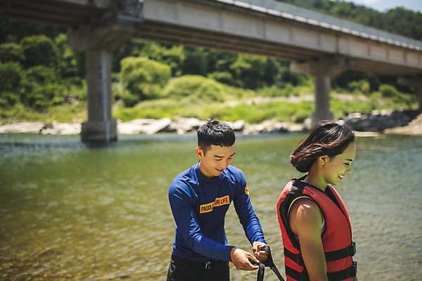 포토 JPG 주간 커플 응시 여자 남자 스포츠 레저 서기 미소 사람 상반신 20대 성인 야외 두명 옆모습 여름 레포츠 한국인 급류타기 즐거움 옷입기 구명조끼 성인만 내린천 액티비티 국내포토 자연요소 시선 계절 감정 뷰포인트 관계 모션 표정 동양인 청년 계곡 수상스포츠 구조용품 인제군 파일형식
