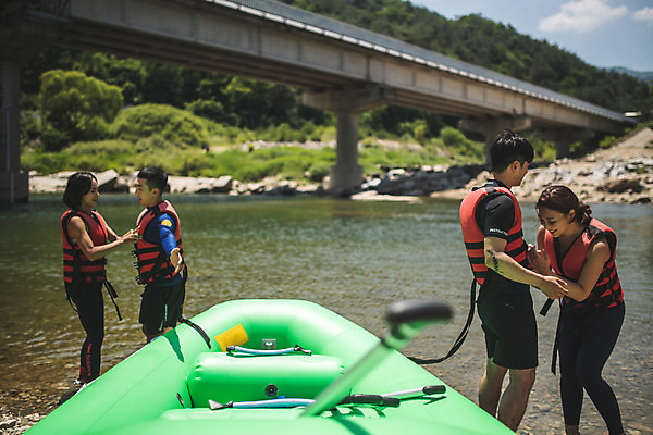 포토 JPG 주간 커플 응시 여자 남자 스포츠 레저 서기 미소 사람 여러명 상반신 20대 성인 야외 옆모습 여름 30대 레포츠 친구 한국인 문신 급류타기 즐거움 구명조끼 고무보트 성인만 내린천 액티비티 국내포토 자연요소 시선 계절 감정 뷰포인트 다수 관계 모션 표정 동양인 청년 장년 계곡 수상스포츠 구조용품 인제군 파일형식