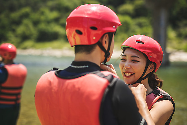포토 JPG 주간 커플 응시 여자 남자 스포츠 레저 서기 미소 사람 여러명 상반신 20대 성인 야외 앞모습 뒷모습 여름 30대 레포츠 친구 한국인 헬멧 급류타기 즐거움 구명조끼 착용 성인만 내린천 액티비티 국내포토 자연요소 시선 계절 감정 뷰포인트 다수 관계 모션 표정 동양인 청년 장년 계곡 수상스포츠 보호장비 구조용품 인제군 파일형식