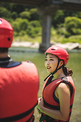 포토 JPG 주간 응시 여자 남자 스포츠 레저 서기 미소 사람 상반신 성인 야외 두명 옆모습 뒷모습 여름 30대 레포츠 한국인 헬멧 급류타기 즐거움 구명조끼 성인만 내린천 액티비티 국내포토 자연요소 시선 계절 감정 뷰포인트 모션 표정 동양인 장년 계곡 수상스포츠 보호장비 구조용품 인제군 파일형식