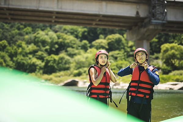 포토 JPG 주간 커플 응시 여자 남자 스포츠 레저 서기 사람 상반신 20대 성인 야외 두명 앞모습 여름 레포츠 한국인 헬멧 급류타기 집중 즐거움 구명조끼 착용 성인만 내린천 액티비티 국내포토 자연요소 시선 계절 감정 뷰포인트 컨셉 관계 모션 동양인 청년 계곡 수상스포츠 보호장비 구조용품 인제군 파일형식