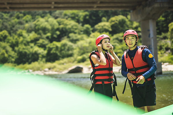 포토 JPG 주간 커플 응시 여자 남자 스포츠 레저 서기 사람 상반신 20대 성인 야외 두명 앞모습 여름 레포츠 한국인 헬멧 급류타기 집중 즐거움 구명조끼 성인만 내린천 액티비티 국내포토 자연요소 시선 계절 감정 뷰포인트 컨셉 관계 모션 동양인 청년 계곡 수상스포츠 보호장비 구조용품 인제군 파일형식
