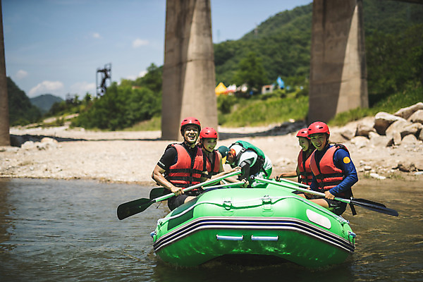 포토 JPG 주간 커플 응시 여자 남자 스포츠 레저 미소 사람 앉기 여러명 상반신 20대 성인 야외 앞모습 여름 30대 레포츠 친구 한국인 헬멧 급류타기 즐거움 노 노젓기 구명조끼 고무보트 성인만 내린천 액티비티 국내포토 자연요소 시선 계절 감정 뷰포인트 다수 관계 모션 표정 동양인 청년 장년 계곡 수상스포츠 보호장비 구조용품 인제군 선박 파일형식