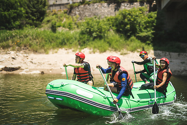 포토 JPG 주간 커플 응시 여자 남자 스포츠 레저 미소 사람 앉기 여러명 상반신 20대 성인 야외 옆모습 여름 레포츠 친구 한국인 헬멧 급류타기 즐거움 노 노젓기 구명조끼 고무보트 성인만 내린천 액티비티 국내포토 자연요소 시선 계절 감정 뷰포인트 다수 관계 모션 표정 동양인 청년 계곡 수상스포츠 보호장비 구조용품 인제군 선박 파일형식