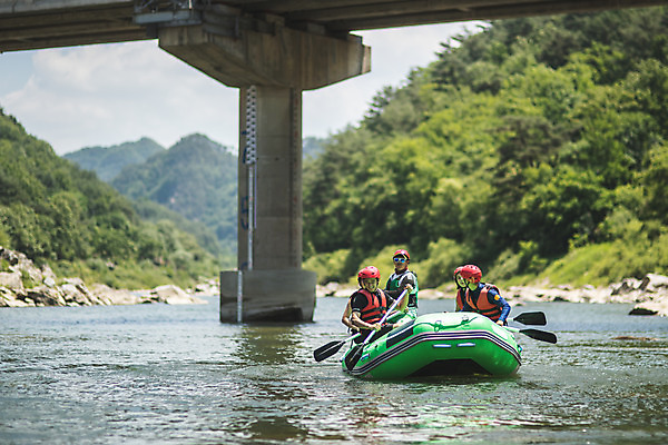 포토 JPG 주간 커플 응시 여자 남자 스포츠 레저 미소 사람 앉기 여러명 상반신 20대 성인 야외 앞모습 여름 30대 레포츠 친구 한국인 헬멧 급류타기 즐거움 노 구명조끼 고무보트 성인만 내린천 액티비티 국내포토 자연요소 시선 계절 감정 뷰포인트 다수 관계 모션 표정 동양인 청년 장년 계곡 수상스포츠 보호장비 구조용품 인제군 선박 파일형식