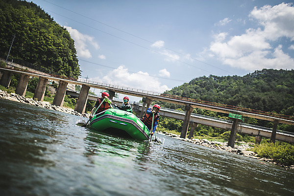 포토 JPG 주간 구름 커플 응시 여자 남자 스포츠 로우앵글 하늘 레저 미소 사람 앉기 여러명 상반신 20대 성인 야외 앞모습 여름 30대 레포츠 친구 한국인 헬멧 급류타기 즐거움 노 노젓기 구명조끼 고무보트 성인만 내린천 액티비티 국내포토 자연요소 시선 계절 감정 뷰포인트 다수 관계 모션 표정 동양인 청년 장년 계곡 수상스포츠 보호장비 구조용품 인제군 선박 파일형식