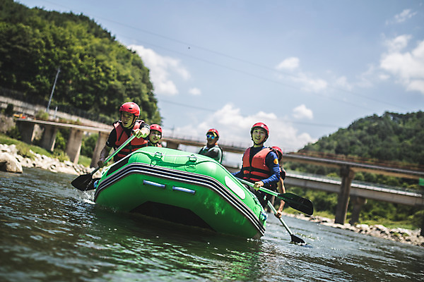 포토 JPG 주간 커플 응시 여자 남자 스포츠 로우앵글 레저 미소 사람 앉기 여러명 상반신 20대 성인 야외 앞모습 여름 30대 레포츠 친구 한국인 헬멧 급류타기 즐거움 노 노젓기 구명조끼 고무보트 성인만 내린천 액티비티 국내포토 자연요소 시선 계절 감정 뷰포인트 다수 관계 모션 표정 동양인 청년 장년 계곡 수상스포츠 보호장비 구조용품 인제군 선박 파일형식