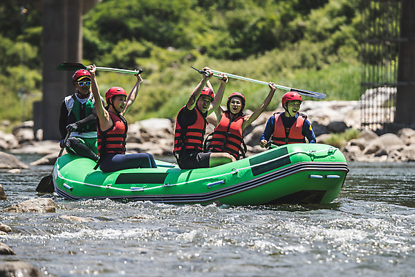 포토 JPG 주간 커플 응시 여자 남자 스포츠 레저 미소 들기 사람 앉기 여러명 상반신 20대 성인 야외 앞모습 옆모습 여름 30대 레포츠 친구 한국인 헬멧 문신 급류타기 즐거움 노 구명조끼 고무보트 성인만 내린천 액티비티 국내포토 자연요소 시선 계절 감정 뷰포인트 다수 관계 모션 표정 동양인 청년 장년 계곡 수상스포츠 보호장비 구조용품 인제군 선박 파일형식