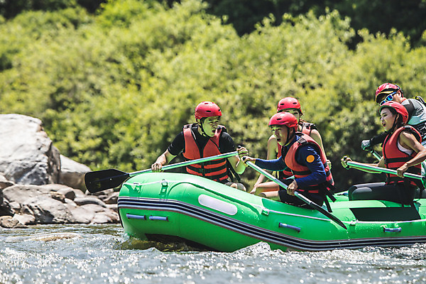 포토 JPG 주간 커플 응시 여자 남자 스포츠 레저 사람 앉기 여러명 상반신 20대 성인 야외 옆모습 여름 30대 레포츠 친구 놀람 한국인 헬멧 급류타기 즐거움 노 구명조끼 고무보트 성인만 내린천 액티비티 국내포토 자연요소 시선 계절 감정 뷰포인트 다수 관계 모션 표정 동양인 청년 장년 계곡 수상스포츠 보호장비 구조용품 인제군 선박 파일형식