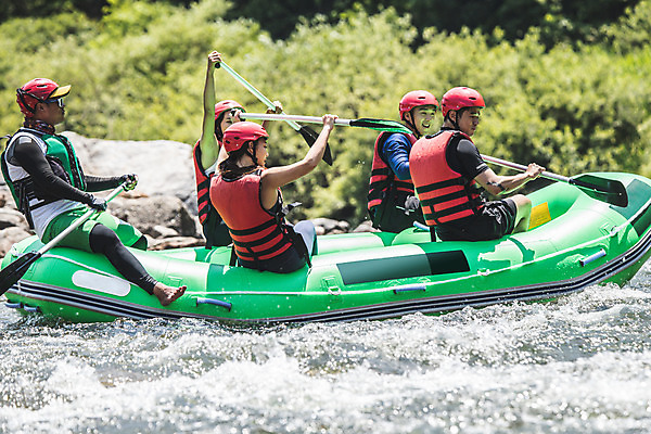 포토 JPG 주간 전신 커플 응시 여자 남자 스포츠 레저 미소 들기 사람 앉기 여러명 상반신 20대 성인 야외 옆모습 여름 30대 레포츠 친구 한국인 헬멧 문신 급류타기 즐거움 노 구명조끼 고무보트 성인만 내린천 액티비티 국내포토 자연요소 시선 계절 감정 뷰포인트 다수 관계 모션 표정 동양인 청년 장년 계곡 수상스포츠 보호장비 구조용품 인제군 선박 파일형식