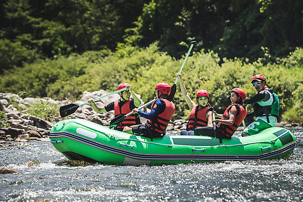 포토 JPG 주간 커플 응시 여자 남자 스포츠 레저 미소 들기 사람 앉기 여러명 상반신 20대 성인 야외 옆모습 여름 30대 레포츠 친구 한국인 헬멧 급류타기 즐거움 노 구명조끼 고무보트 성인만 내린천 액티비티 국내포토 자연요소 시선 계절 감정 뷰포인트 다수 관계 모션 표정 동양인 청년 장년 계곡 수상스포츠 보호장비 구조용품 인제군 선박 파일형식