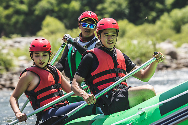 포토 JPG 주간 전신 커플 응시 여자 남자 스포츠 레저 사람 앉기 상반신 성인 야외 옆모습 세명 여름 30대 레포츠 한국인 헬멧 급류타기 집중 즐거움 노 노젓기 구명조끼 고무보트 성인만 내린천 액티비티 국내포토 자연요소 시선 계절 감정 뷰포인트 컨셉 관계 모션 동양인 장년 계곡 수상스포츠 보호장비 구조용품 인제군 선박 파일형식