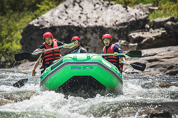 포토 JPG 주간 커플 응시 여자 남자 스포츠 레저 미소 사람 앉기 여러명 상반신 20대 성인 야외 앞모습 여름 30대 레포츠 친구 한국인 헬멧 급류타기 즐거움 노 구명조끼 고무보트 성인만 내린천 액티비티 국내포토 자연요소 시선 계절 감정 뷰포인트 다수 관계 모션 표정 동양인 청년 장년 계곡 수상스포츠 보호장비 구조용품 인제군 선박 파일형식