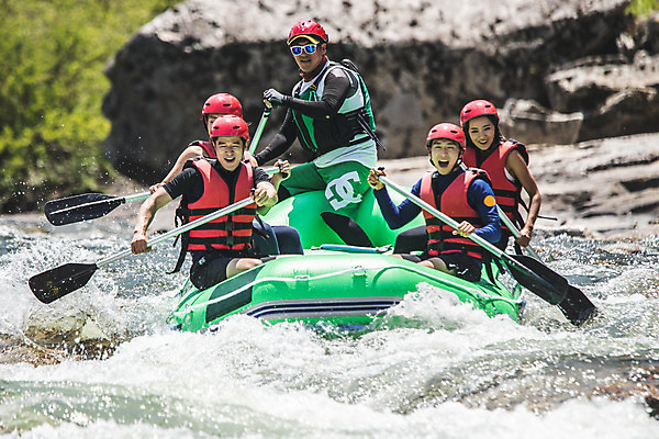 포토 JPG 주간 커플 응시 여자 남자 스포츠 레저 미소 사람 앉기 여러명 상반신 20대 성인 야외 앞모습 여름 30대 레포츠 친구 한국인 헬멧 급류타기 즐거움 노 구명조끼 고무보트 성인만 내린천 액티비티 국내포토 자연요소 시선 계절 감정 뷰포인트 다수 관계 모션 표정 동양인 청년 장년 계곡 수상스포츠 보호장비 구조용품 인제군 선박 파일형식