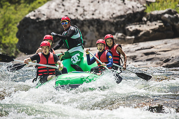 포토 JPG 주간 커플 응시 여자 남자 스포츠 레저 미소 사람 앉기 여러명 상반신 20대 성인 야외 앞모습 여름 30대 레포츠 친구 한국인 헬멧 급류타기 즐거움 노 구명조끼 고무보트 성인만 내린천 액티비티 국내포토 자연요소 시선 계절 감정 뷰포인트 다수 관계 모션 표정 동양인 청년 장년 계곡 수상스포츠 보호장비 구조용품 인제군 선박 파일형식