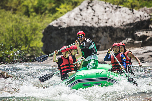 포토 JPG 주간 커플 응시 여자 남자 스포츠 레저 미소 사람 앉기 여러명 상반신 20대 성인 야외 앞모습 여름 30대 레포츠 친구 한국인 헬멧 문신 급류타기 즐거움 노 구명조끼 고무보트 성인만 내린천 액티비티 국내포토 자연요소 시선 계절 감정 뷰포인트 다수 관계 모션 표정 동양인 청년 장년 계곡 수상스포츠 보호장비 구조용품 인제군 선박 파일형식