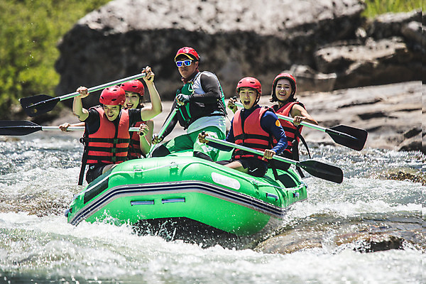 포토 JPG 주간 커플 응시 여자 남자 스포츠 레저 미소 사람 앉기 여러명 상반신 20대 성인 야외 앞모습 여름 30대 레포츠 친구 한국인 헬멧 급류타기 즐거움 노 구명조끼 고무보트 성인만 내린천 액티비티 국내포토 자연요소 시선 계절 감정 뷰포인트 다수 관계 모션 표정 동양인 청년 장년 계곡 수상스포츠 보호장비 구조용품 인제군 선박 파일형식