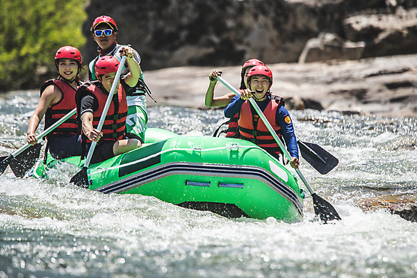 포토 JPG 주간 커플 응시 여자 남자 스포츠 레저 미소 사람 앉기 여러명 상반신 20대 성인 야외 앞모습 여름 30대 레포츠 친구 한국인 헬멧 급류타기 즐거움 노 구명조끼 고무보트 성인만 내린천 액티비티 국내포토 자연요소 시선 계절 감정 뷰포인트 다수 관계 모션 표정 동양인 청년 장년 계곡 수상스포츠 보호장비 구조용품 인제군 선박 파일형식