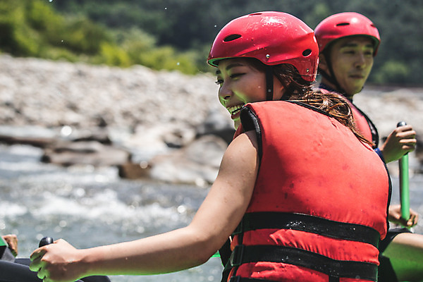 포토 JPG 주간 커플 응시 여자 남자 스포츠 레저 미소 사람 앉기 상반신 20대 성인 야외 두명 옆모습 뒷모습 여름 30대 레포츠 한국인 헬멧 급류타기 즐거움 구명조끼 성인만 내린천 액티비티 국내포토 자연요소 시선 계절 감정 뷰포인트 관계 모션 표정 동양인 청년 장년 계곡 수상스포츠 보호장비 구조용품 인제군 파일형식