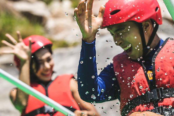 포토 JPG 주간 커플 여자 남자 스포츠 레저 미소 사람 앉기 상반신 20대 성인 야외 두명 앞모습 아웃포커스 물 여름 레포츠 손들기 한국인 물방울 헬멧 급류타기 즐거움 구명조끼 성인만 내린천 액티비티 국내포토 자연요소 계절 감정 뷰포인트 관계 모션 촬영기법 표정 동양인 청년 계곡 수상스포츠 보호장비 구조용품 인제군 파일형식