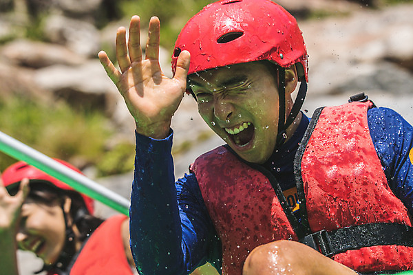 포토 JPG 주간 여자 남자 스포츠 레저 미소 사람 앉기 상반신 20대 성인 야외 두명 앞모습 아웃포커스 물 여름 레포츠 손들기 한국인 헬멧 급류타기 즐거움 구명조끼 성인만 내린천 액티비티 국내포토 자연요소 계절 감정 뷰포인트 모션 촬영기법 표정 동양인 청년 계곡 수상스포츠 보호장비 구조용품 인제군 파일형식