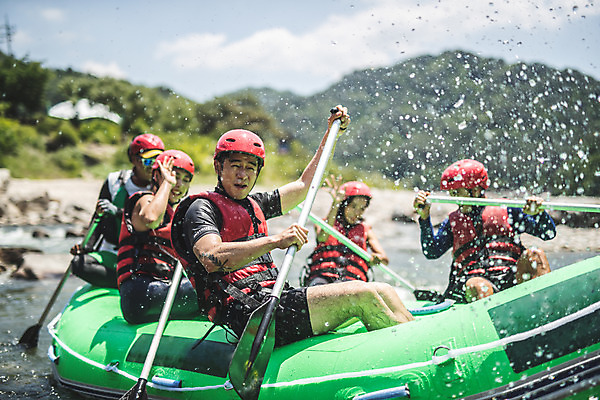 포토 JPG 주간 커플 여자 남자 스포츠 레저 미소 사람 앉기 여러명 상반신 20대 성인 야외 옆모습 물 여름 30대 레포츠 친구 손들기 한국인 물방울 수비 헬멧 문신 급류타기 즐거움 노 구명조끼 고무보트 성인만 내린천 액티비티 국내포토 자연요소 계절 감정 뷰포인트 다수 관계 모션 표정 동양인 청년 장년 계곡 수상스포츠 보호장비 구조용품 인제군 선박 파일형식
