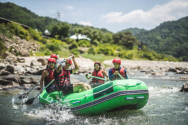 포토 JPG 주간 커플 여자 남자 스포츠 레저 미소 사람 앉기 여러명 상반신 20대 성인 야외 옆모습 물 여름 30대 레포츠 친구 손들기 한국인 수비 헬멧 문신 급류타기 즐거움 노 구명조끼 고무보트 성인만 내린천 액티비티 국내포토 자연요소 계절 감정 뷰포인트 다수 관계 모션 표정 동양인 청년 장년 계곡 수상스포츠 보호장비 구조용품 인제군 선박 파일형식