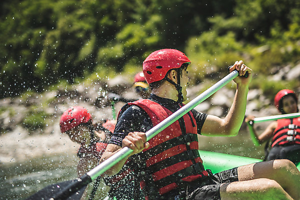 포토 JPG 주간 커플 여자 남자 스포츠 레저 미소 사람 앉기 여러명 상반신 20대 성인 야외 옆모습 여름 30대 레포츠 친구 손들기 한국인 수비 헬멧 급류타기 즐거움 노 구명조끼 고무보트 성인만 내린천 액티비티 국내포토 자연요소 계절 감정 뷰포인트 다수 관계 모션 표정 동양인 청년 장년 계곡 수상스포츠 보호장비 구조용품 인제군 선박 파일형식