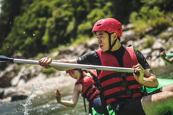 포토 JPG 주간 커플 여자 남자 스포츠 레저 들기 사람 앉기 상반신 성인 야외 두명 앞모습 여름 30대 레포츠 손들기 한국인 헬멧 문신 급류타기 즐거움 노 구명조끼 고무보트 성인만 내린천 액티비티 국내포토 자연요소 계절 감정 뷰포인트 관계 모션 동양인 장년 계곡 수상스포츠 보호장비 구조용품 인제군 선박 파일형식