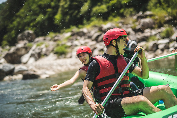 포토 JPG 주간 커플 여자 남자 스포츠 레저 사람 앉기 상반신 성인 야외 두명 앞모습 여름 30대 레포츠 손들기 눈감음 한국인 헬멧 급류타기 즐거움 노 구명조끼 고무보트 성인만 내린천 액티비티 국내포토 자연요소 계절 감정 뷰포인트 관계 모션 동양인 장년 계곡 수상스포츠 보호장비 구조용품 인제군 선박 파일형식