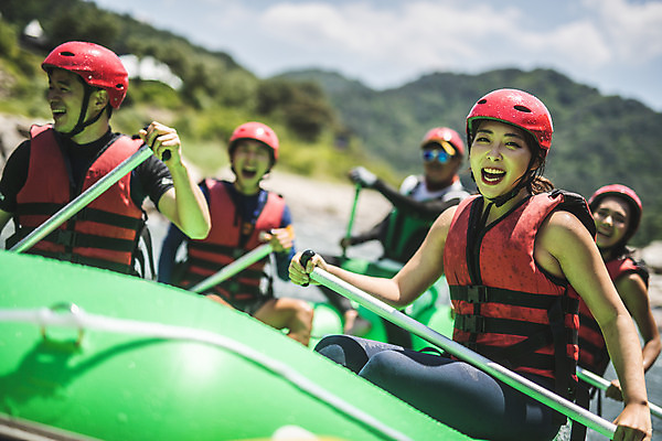 포토 JPG 주간 커플 여자 남자 스포츠 레저 사람 앉기 여러명 상반신 20대 성인 야외 앞모습 여름 30대 레포츠 친구 한국인 헬멧 급류타기 즐거움 노 구명조끼 고무보트 성인만 내린천 액티비티 국내포토 자연요소 계절 감정 뷰포인트 다수 관계 모션 동양인 청년 장년 계곡 수상스포츠 보호장비 구조용품 인제군 선박 파일형식