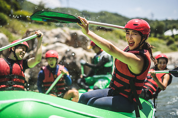 포토 JPG 주간 커플 여자 남자 스포츠 레저 미소 들기 사람 앉기 여러명 상반신 20대 성인 야외 앞모습 물 여름 30대 레포츠 친구 손들기 한국인 헬멧 급류타기 즐거움 노 구명조끼 고무보트 성인만 내린천 액티비티 국내포토 자연요소 계절 감정 뷰포인트 다수 관계 모션 표정 동양인 청년 장년 계곡 수상스포츠 보호장비 구조용품 인제군 선박 파일형식
