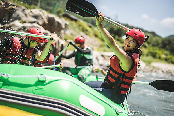 포토 JPG 주간 커플 여자 남자 스포츠 레저 미소 사람 앉기 여러명 상반신 20대 성인 야외 앞모습 물 여름 30대 레포츠 친구 손들기 한국인 급류타기 즐거움 노 구명조끼 고무보트 성인만 내린천 액티비티 국내포토 자연요소 계절 감정 뷰포인트 다수 관계 모션 표정 동양인 청년 장년 계곡 수상스포츠 구조용품 인제군 선박 파일형식