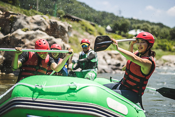포토 JPG 주간 커플 여자 남자 스포츠 레저 미소 사람 앉기 여러명 상반신 20대 성인 야외 앞모습 물 여름 30대 레포츠 친구 손들기 한국인 헬멧 급류타기 즐거움 노 구명조끼 고무보트 성인만 내린천 액티비티 국내포토 자연요소 계절 감정 뷰포인트 다수 관계 모션 표정 동양인 청년 장년 계곡 수상스포츠 보호장비 구조용품 인제군 선박 파일형식