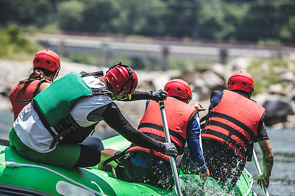 포토 JPG 주간 커플 여자 남자 스포츠 레저 사람 앉기 여러명 상반신 20대 성인 야외 뒷모습 여름 30대 레포츠 친구 한국인 헬멧 급류타기 즐거움 노 노젓기 구명조끼 고무보트 성인만 내린천 액티비티 국내포토 자연요소 계절 감정 뷰포인트 다수 관계 모션 동양인 청년 장년 계곡 수상스포츠 보호장비 구조용품 인제군 선박 파일형식