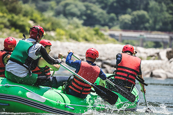 포토 JPG 주간 커플 여자 남자 스포츠 레저 사람 앉기 여러명 상반신 20대 성인 야외 뒷모습 여름 30대 레포츠 친구 한국인 헬멧 급류타기 즐거움 노 노젓기 구명조끼 고무보트 성인만 내린천 액티비티 국내포토 자연요소 계절 감정 뷰포인트 다수 관계 모션 동양인 청년 장년 계곡 수상스포츠 보호장비 구조용품 인제군 선박 파일형식