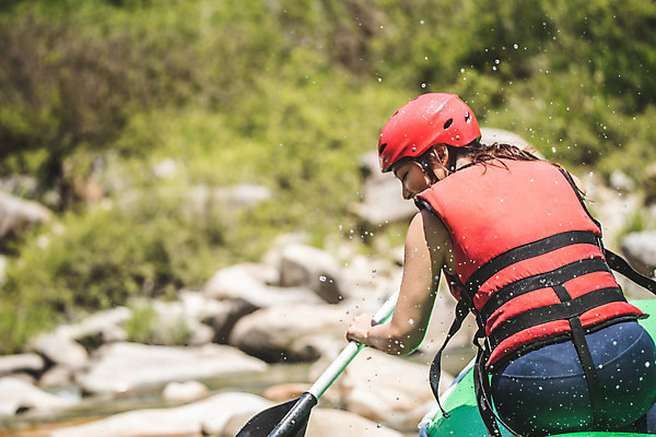 포토 JPG 주간 응시 여자 스포츠 레저 한명 미소 사람 앉기 상반신 성인 야외 뒷모습 여름 30대 레포츠 한국인 헬멧 급류타기 즐거움 노 노젓기 구명조끼 고무보트 성인여자한명만 내린천 액티비티 국내포토 자연요소 1 시선 계절 감정 뷰포인트 모션 표정 동양인 장년 계곡 수상스포츠 보호장비 구조용품 인제군 선박 여자한명만 성인여자만 파일형식
