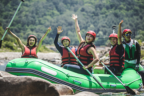 포토 JPG 주간 커플 여자 남자 스포츠 레저 미소 사람 앉기 여러명 상반신 20대 성인 야외 앞모습 옆모습 여름 30대 레포츠 친구 손들기 한국인 헬멧 문신 급류타기 즐거움 노 구명조끼 고무보트 성인만 내린천 액티비티 국내포토 자연요소 계절 감정 뷰포인트 다수 관계 모션 표정 동양인 청년 장년 계곡 수상스포츠 보호장비 구조용품 인제군 선박 파일형식