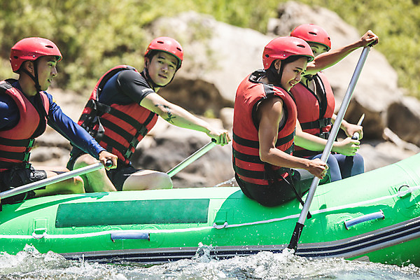 포토 JPG 주간 커플 응시 여자 남자 스포츠 레저 사람 앉기 여러명 상반신 20대 성인 야외 옆모습 여름 30대 레포츠 친구 한국인 헬멧 문신 급류타기 집중 즐거움 노 구명조끼 고무보트 성인만 내린천 액티비티 국내포토 자연요소 시선 계절 감정 뷰포인트 다수 컨셉 관계 모션 동양인 청년 장년 계곡 수상스포츠 보호장비 구조용품 인제군 선박 파일형식