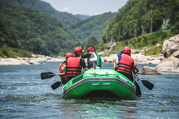 포토 JPG 주간 커플 여자 남자 스포츠 레저 사람 앉기 여러명 상반신 20대 성인 야외 뒷모습 여름 30대 레포츠 친구 한국인 헬멧 급류타기 즐거움 노 노젓기 구명조끼 고무보트 성인만 내린천 액티비티 국내포토 자연요소 계절 감정 뷰포인트 다수 관계 모션 동양인 청년 장년 계곡 수상스포츠 보호장비 구조용품 인제군 선박 파일형식