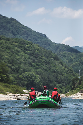 포토 JPG 주간 커플 여자 남자 스포츠 레저 사람 앉기 여러명 상반신 20대 성인 야외 뒷모습 여름 30대 레포츠 친구 한국인 헬멧 급류타기 즐거움 노 구명조끼 고무보트 성인만 내린천 액티비티 국내포토 자연요소 계절 감정 뷰포인트 다수 관계 모션 동양인 청년 장년 계곡 수상스포츠 보호장비 구조용품 인제군 선박 파일형식