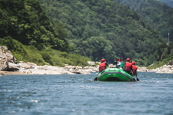 포토 JPG 주간 커플 여자 남자 스포츠 레저 사람 앉기 여러명 상반신 20대 성인 야외 뒷모습 여름 30대 레포츠 친구 한국인 헬멧 급류타기 즐거움 노 구명조끼 고무보트 성인만 내린천 액티비티 국내포토 자연요소 계절 감정 뷰포인트 다수 관계 모션 동양인 청년 장년 계곡 수상스포츠 보호장비 구조용품 인제군 선박 파일형식