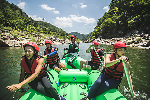 포토 JPG 주간 전신 커플 여자 남자 스포츠 레저 미소 사람 앉기 여러명 상반신 20대 성인 야외 앞모습 여름 30대 레포츠 친구 한국인 헬멧 문신 급류타기 즐거움 노 노젓기 구명조끼 고무보트 성인만 내린천 액티비티 국내포토 자연요소 계절 감정 뷰포인트 다수 관계 모션 표정 동양인 청년 장년 계곡 수상스포츠 보호장비 구조용품 인제군 선박 파일형식