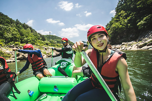 포토 JPG 주간 커플 여자 남자 스포츠 레저 미소 사람 앉기 여러명 상반신 20대 성인 야외 앞모습 여름 30대 레포츠 친구 한국인 헬멧 급류타기 즐거움 노 노젓기 구명조끼 고무보트 성인만 내린천 액티비티 국내포토 자연요소 계절 감정 뷰포인트 다수 관계 모션 표정 동양인 청년 장년 계곡 수상스포츠 보호장비 구조용품 인제군 선박 파일형식