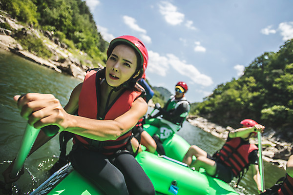 포토 JPG 주간 커플 여자 남자 스포츠 레저 미소 사람 앉기 여러명 상반신 20대 성인 야외 앞모습 여름 30대 레포츠 친구 한국인 헬멧 급류타기 집중 즐거움 노 노젓기 구명조끼 고무보트 성인만 내린천 액티비티 국내포토 자연요소 계절 감정 뷰포인트 다수 컨셉 관계 모션 표정 동양인 청년 장년 계곡 수상스포츠 보호장비 구조용품 인제군 선박 파일형식