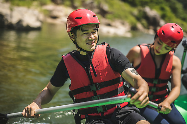포토 JPG 주간 커플 응시 여자 남자 스포츠 레저 미소 사람 앉기 상반신 성인 야외 두명 앞모습 여름 30대 레포츠 한국인 헬멧 문신 급류타기 즐거움 노 노젓기 구명조끼 고무보트 성인만 내린천 액티비티 국내포토 자연요소 시선 계절 감정 뷰포인트 관계 모션 표정 동양인 장년 계곡 수상스포츠 보호장비 구조용품 인제군 선박 파일형식